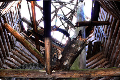 Интерьер полуразрушенной деревянной ветряной мельницы в деревне Войново Вязниковского района Владимирской области