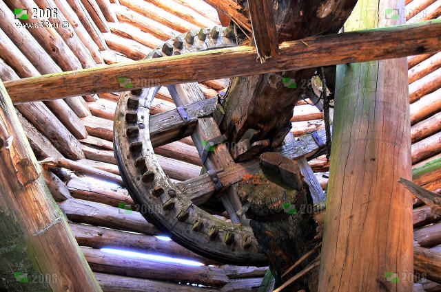 Механизм старинной деревянной ветряной мельницы деревня Войново Вязниковского района Владимирской области