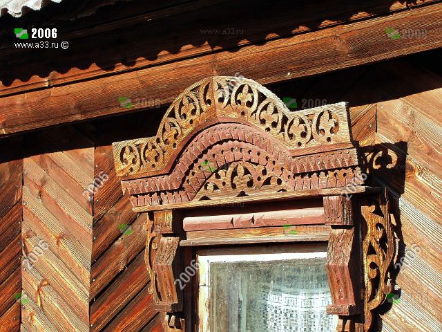 Деревянный резной наличник окна жилого дома в деревне Жары Вязниковского района Владимирской области напоминает богато украшенный женский головной убор