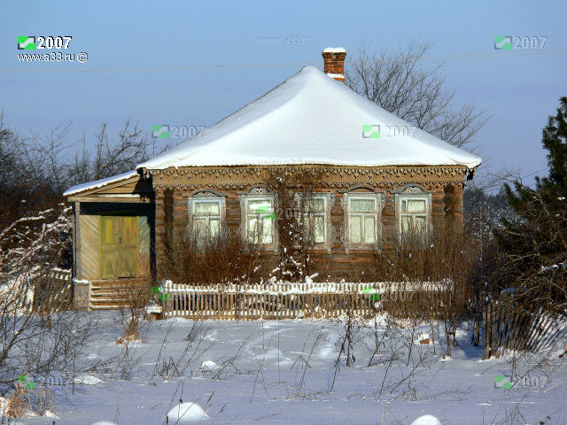 Один из домов в деревне Желобиха Вязниковского района Владимирской области выделяется из остальных ажурной пропильной резьбой на фасаде