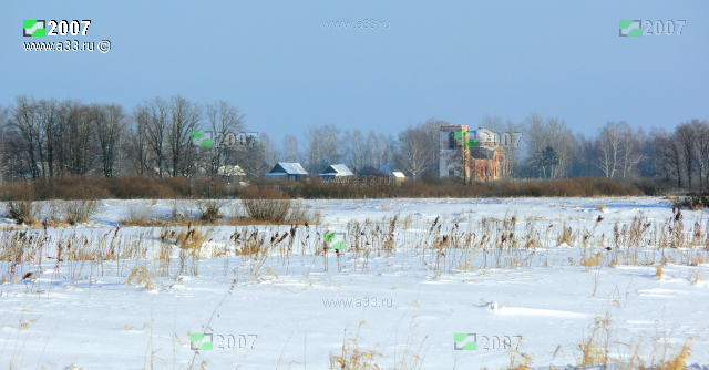 Вид деревни Золотая Грива Вязниковского района Владимирской области от переезда через реку Клязьму