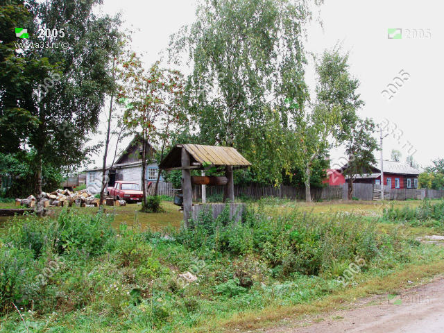 2005 Колодец на главной улице в районе домов 29 - 31; село Шихобалово Юрьев-Польского района Владимирской области