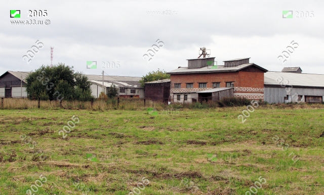 2005 Производственные постройки бывшего совхоза Шихобаловский в селе Шихобалово Юрьев-Польского района Владимирской области