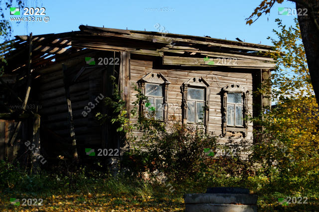 2022 Руины деревянного дома предположительно 77, село Шихобалово, Юрьев-Польский район, Владимирская область