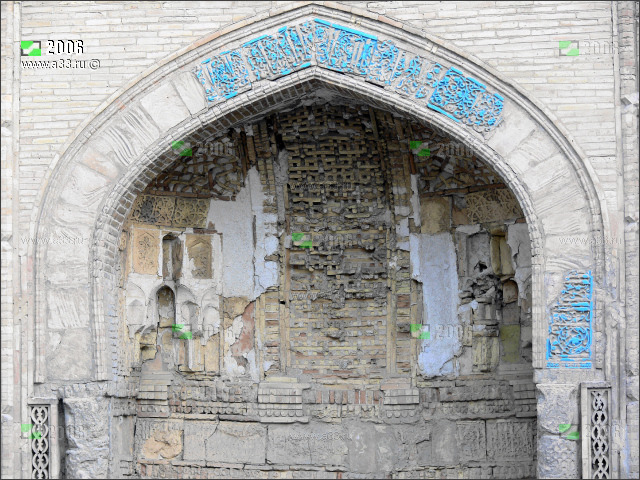 Мечеть Magoki Attor была полностью засыпана культурным слоем и отрыта заново из земли на всю высоту