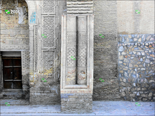 Восточные богато декорированные пилястры на входе в мечеть Magoki Attor