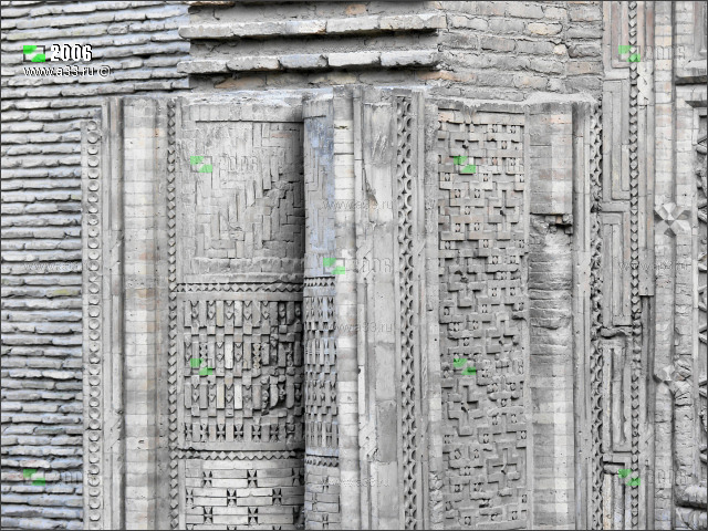 Узоры из кирпича на фасаде мечети Magoki Attor