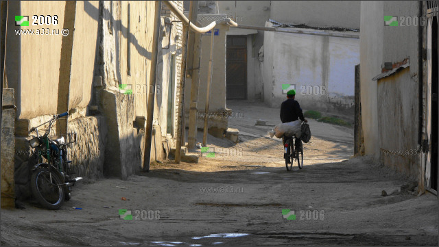 Узкие улочки старой Бухары пригодны для перемещения, в основном, только пешеходов или велосипедистов