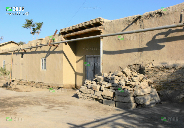 Типичный вход с улицы во двор одного или нескольких жилых домов внутри квартала в старой Бухаре