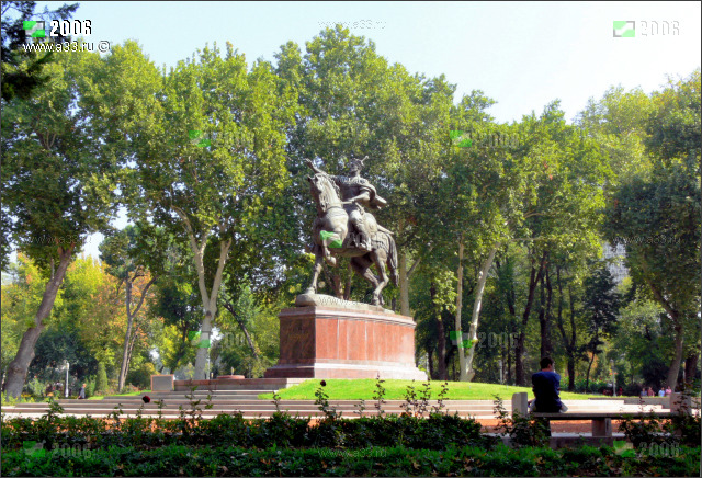 Тимур на коне, бронзовый памятник в центре Ташкента