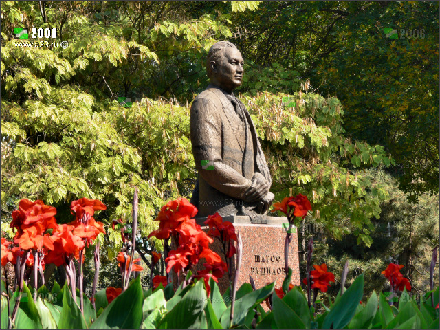 Памятник украшают цветы и деревья редких пород