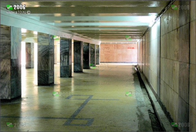 Проспект Рашидова снабжен подземными пешеходными переходами, чтобы случайные люди не мешали движению государственных автомобилей