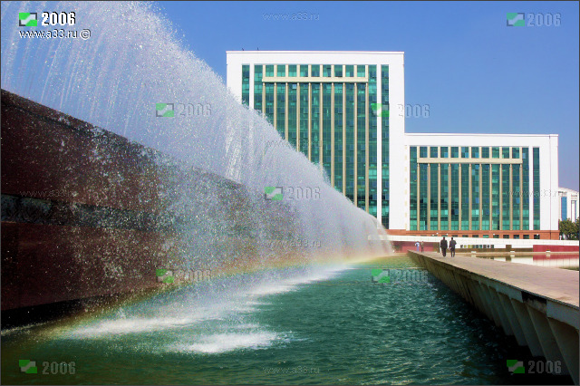 Между зданиями Министерства финансов и Кабинета Министров самый большой и протяженный фонтан в Ташкенте