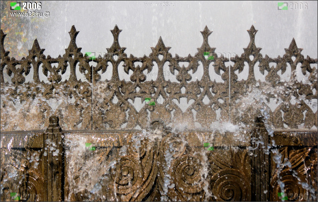 Национальный узор в бронзовом литье фонтана