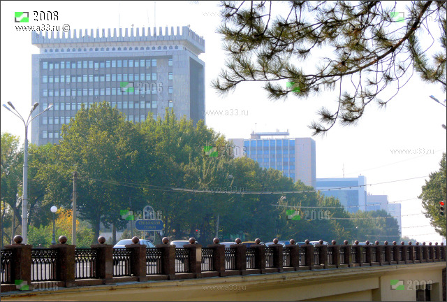 Ташкент, проспект Ислама Каримова, вид на дом 45А от моста через реку Анхор