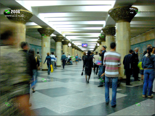 В ташкентском метро в перерывах между поездами тихо, относительно прохладно, чисто