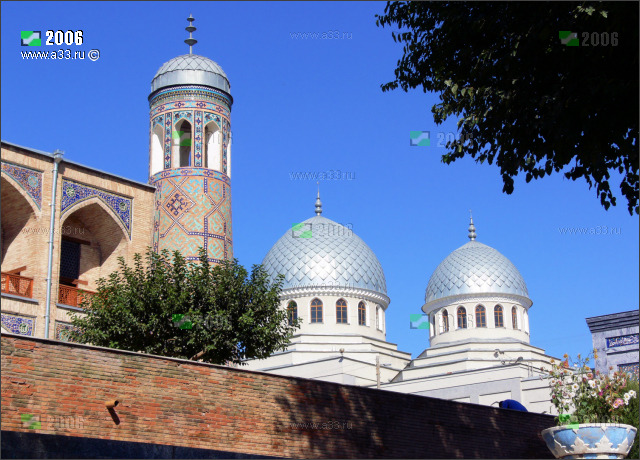 Неподалеку от медресе Кукельдаш действующая мечеть